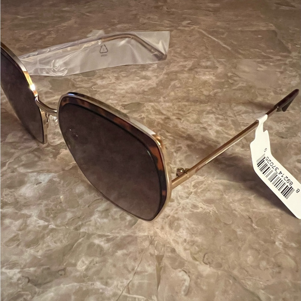 Women’s Oversized Square Sunglasses - Brown Gradient Lenses - Picture 5 of 5